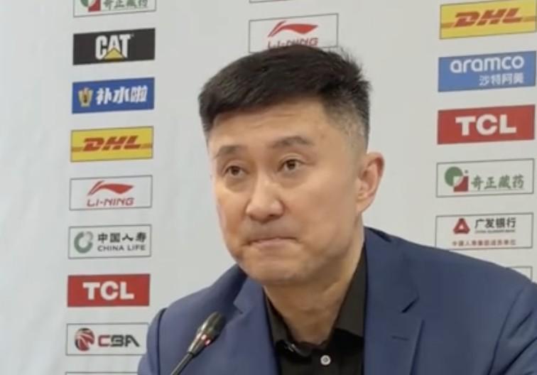 开云体育app-杜锋暖心祝福球迷大爷：每次来吉林都会看到他，希望他一切顺利